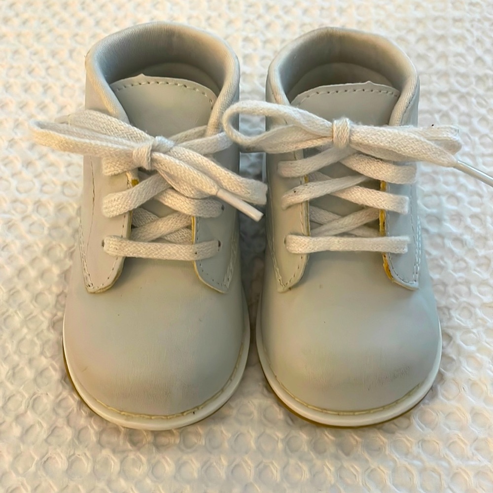 Teeny toes high top white toddler/baby shoes; size 4W; slight wear on toes